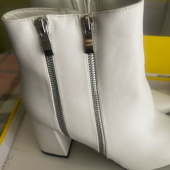 Seven Dials White Ankle Booties with Silver Zippers - Picture 1 of 4